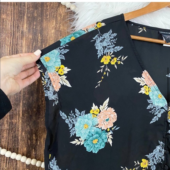 torrid | Black Floral Short Sleeve Button Top 2X - Picture 4 of 6